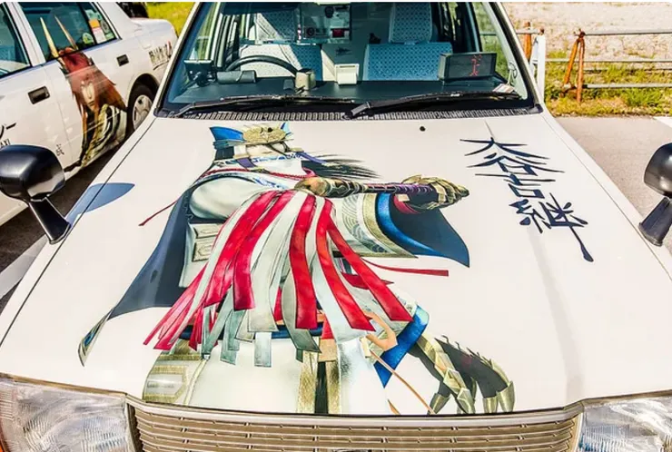 大谷吉繼的出身不詳，比較有力的說法認為他出身於近江(今天的滋賀縣)。圖為滋賀縣與電玩遊戲《戰國無雙》合作的大谷吉繼印象計程車(圖源/yahoo新聞)