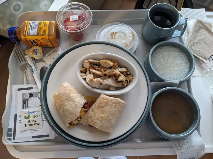 自組月子餐：烤雞胸肉、白粥、清雞湯、草莓。捲餅是先生的，內有培根我不能吃。