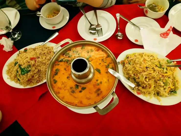 那趟旅行帶給我的,還有對異國美食的追求。呃....我可沒有那個瑞奇那麼容易烙賽,擔心不適應當地食物而帶去的王子麵,最後全部轉頭送給當地的小孩子了。