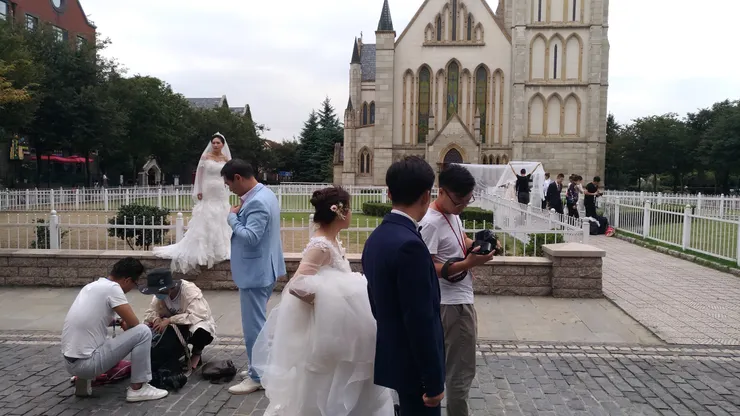 走進上海泰晤士小鎮，像誤闖一場歐洲電影。紅磚教堂、鐘樓街道、英倫風建築，每個轉角都在上演愛情場景。最有趣的是，滿街新人拍婚紗，西裝白紗在異國街景中流動，彷彿不出國也能完成一場歐洲婚禮。這裡不只是打卡點，更是一種浪漫的「借位人生」。