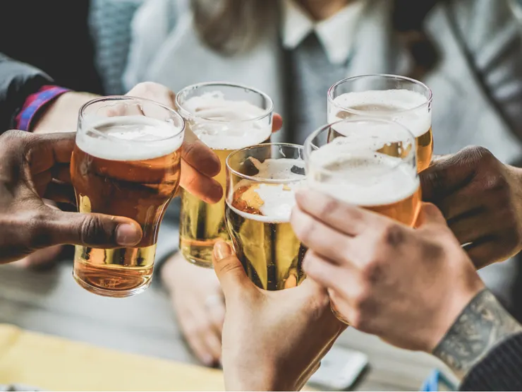 說真的,我求學時期喝的酒比出社會後喝的要多太多了... (圖片來源: shutterstock)