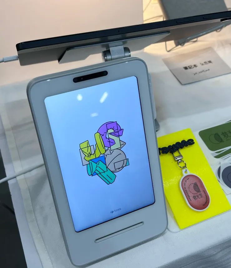 刷卡機本人，顧客也可以觸控螢幕選擇商品，接著自己完成交易（只有韓文介面）