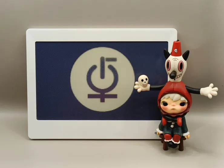 來源：2496 卓越 Logo (公仔：Hirono x Gary Baseman)