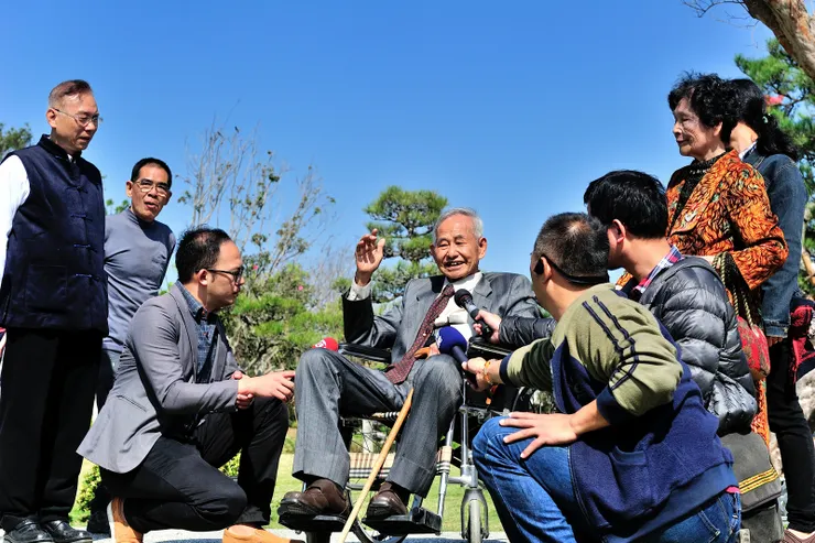 二零一六即曾造訪成美文化園，喜逢兩百年日本黑松入門盛典，國寶園藝大師黃天鶴親臨主婚二零一六即曾造訪成美文化園 喜逢兩百年日本黑松入門盛典 國寶園藝大師黃天鶴親臨主婚 那時五百歲的紫檀已枝開葉散那時五百歲的紫檀已枝開葉散。坐輪椅者即大師，多家媒體採訪。2016年攝