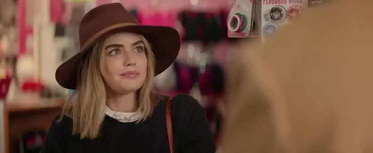 《像你這樣的好女孩》劇照，露西在逛情趣用品店的時候，2次遇到男主角