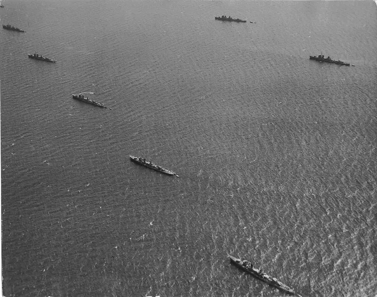 1940年10月11日,霞號(左邊倒數第二艘)在艦隊檢閱期間停泊在橫濱附近