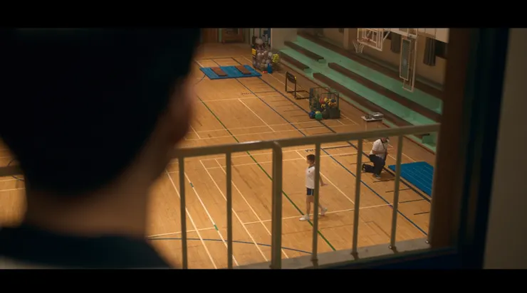 第三集,金奉皙情急下飛去張喜秀身邊,而本來也想衝去幫助張喜秀的李強勳(背影,左),只能從二樓看著他們