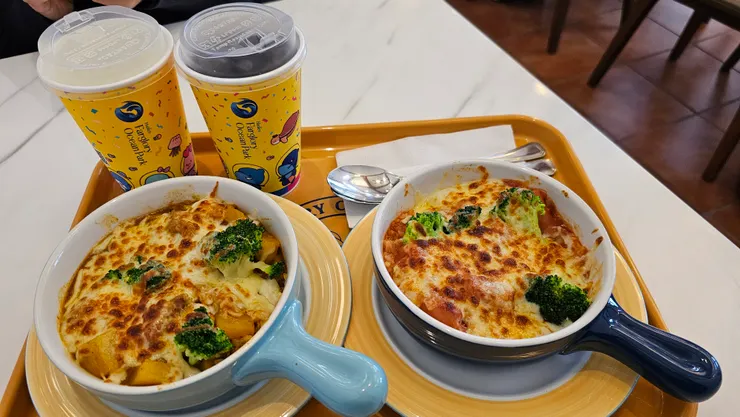 遠雄海洋公園梅格烘焙屋的焗烤飯套餐好吃喔!