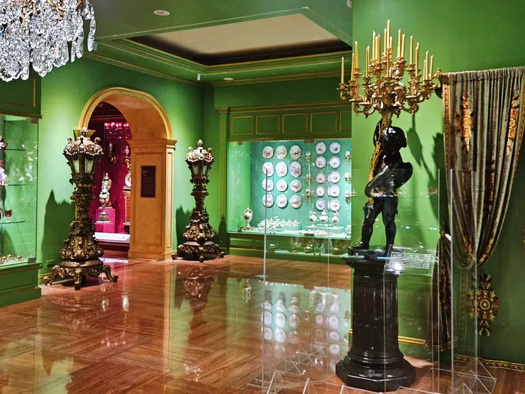 皮加勒風格的古銅鎏金落地燭台。