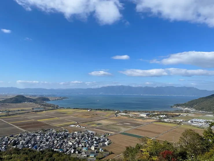 八幡山頂眺望，大約是琵琶湖的中間部分