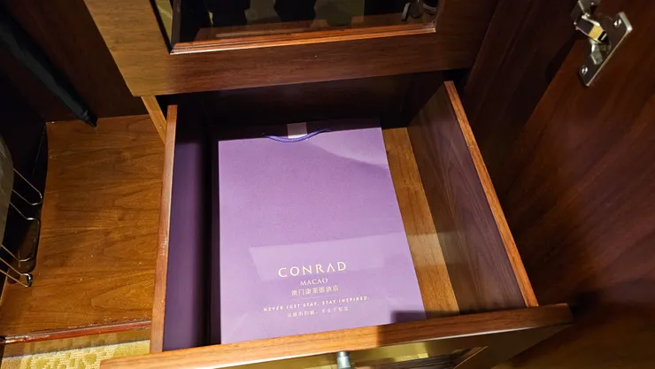 澳門康萊德酒店送的提袋也很美!