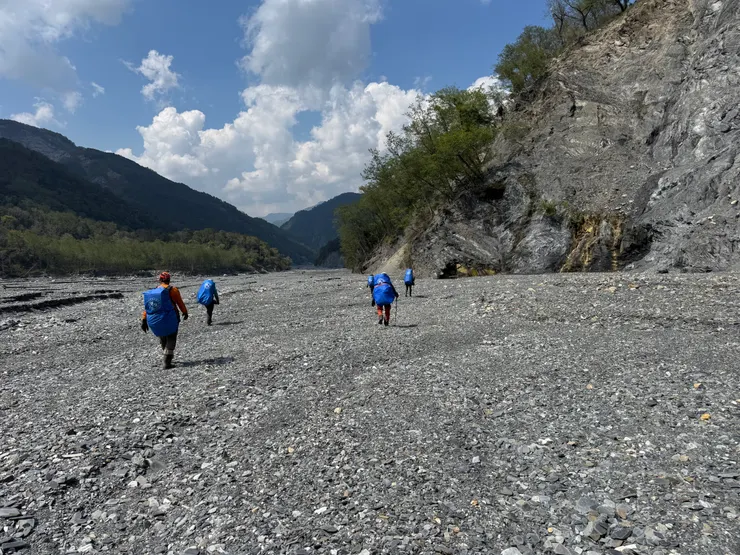 走向平坦的河床營地。