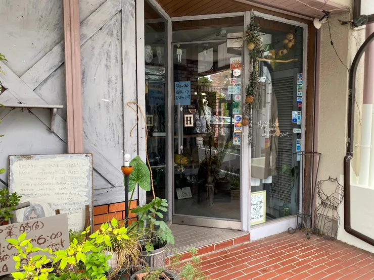 川越八幡通︱Heart Love 服飾店，Heart Love 位在「Vanitoy Bagel」旁邊(食べログ 評價3.62顆星的美味貝果店)