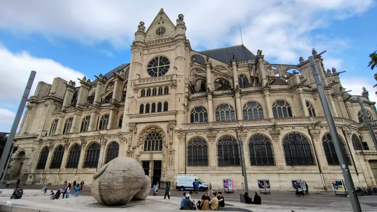 【聖猶士坦堂規模宏大管風琴揚名 門前巨人側耳傾聽音樂會好場所！聖猶士坦堂（Église Saint-Eustache）建造始於1532年，於1632年完工，風格融合了哥德式、文藝復興式和古典主義。 以其巨大尺寸聞名，它擁有法國最大的管風琴之一，長期以來都是古典音樂的中心，經常舉辦交響樂團與合唱團演出，2019年巴黎聖母院大火後，該年的復活節彌撒曾改在聖猶士坦堂舉行。】