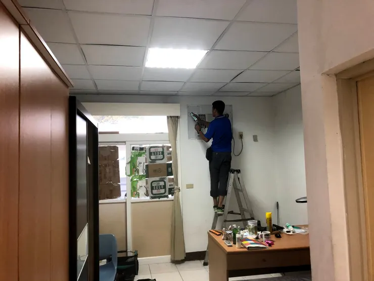 冷氣周遭用矽利康及塑鋼板封板