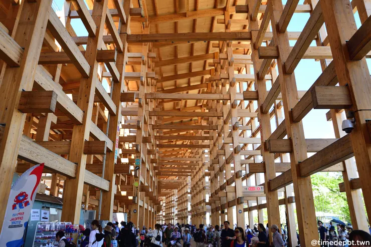 環繞會場的大屋根使用木材榫接而成，十分壯觀