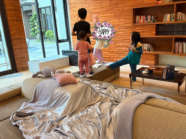 我有看見孩子們一起玩娃娃😊