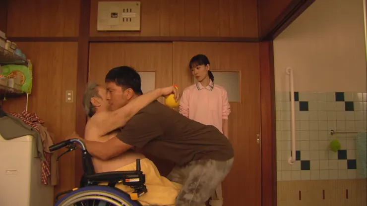 西田敏行肉騰騰的身形也許令人發笑,但《我家的故事》講述家人為患者洗澡細思下很心酸。