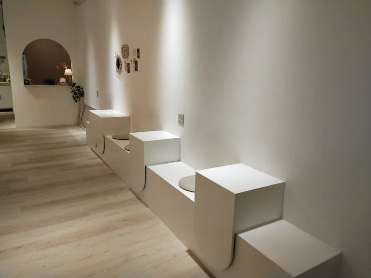 右手邊的靠牆座位區