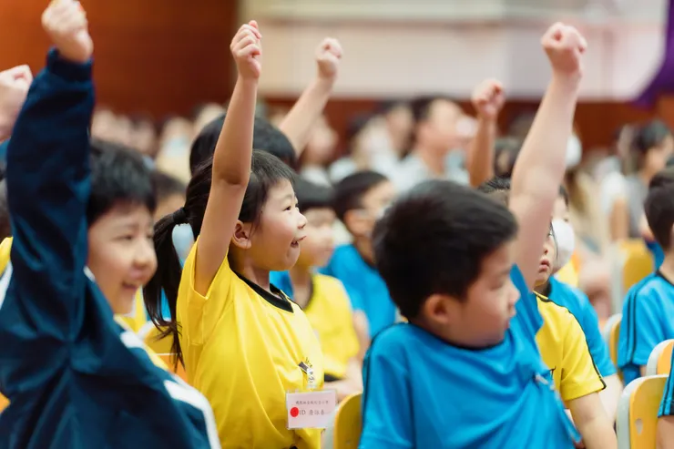 世界經濟論壇 (WEF) 提出「21世紀人才必備的五個關鍵能力」：跨文化認知與理解力、溝通協作力、全球議題解決力、自主學習與批判思考力，以及快速適應變動力。面對劇變的未來，建立孩子對未來的希望感，以及儲備一己應對未來的信心，實在刻不容緩