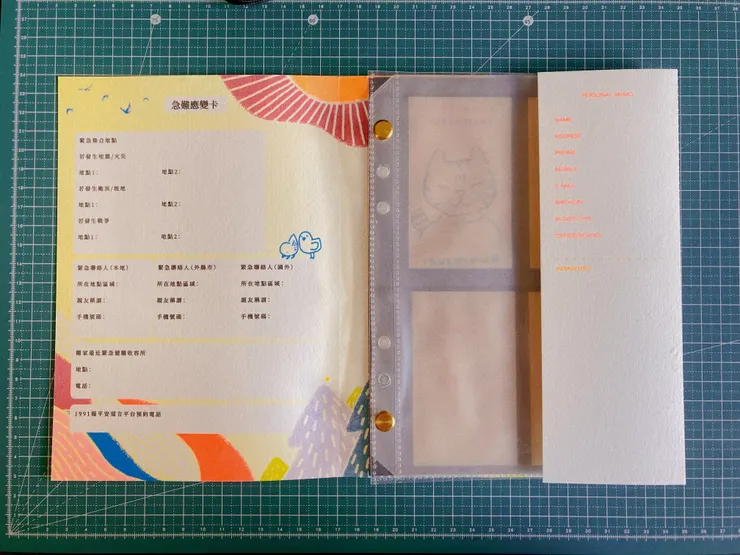 黃銅五金可自己旋鎖增減準備攜帶的資訊內頁（保有一個厚度也是保留要增頁或放入隨身筆記的厚度空間）