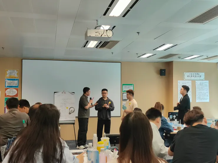 課堂中有大量學員上台演練機會