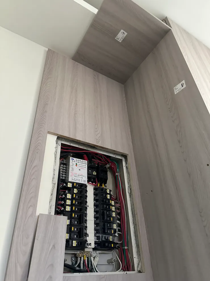 沒有蓋子,好煩!很想畫一幅畫掛上去;自己結案