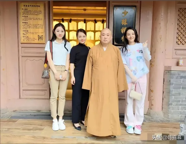 釋永信老婆孩子疑似曝光？老婆膚白貌美，身材炸裂，倆兒子很秀氣