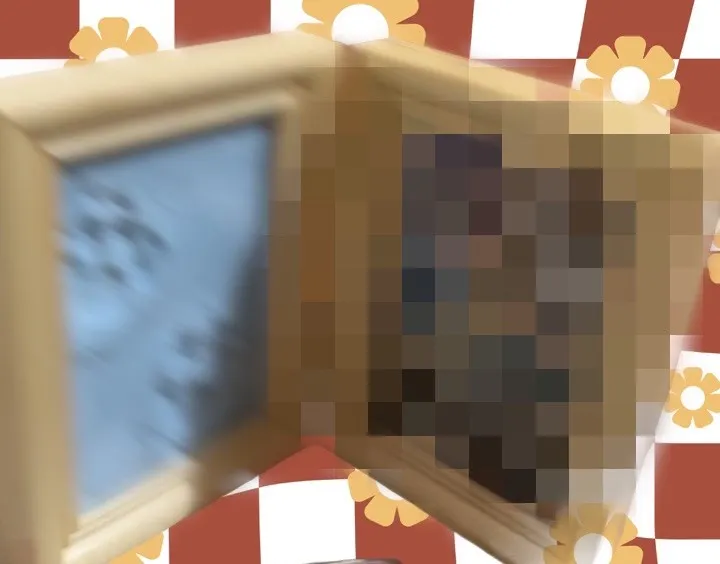 相框原本45度角放在床頭(小喜哥哥提供)