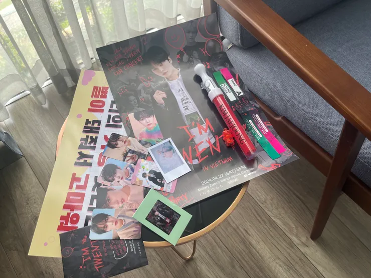 演唱會獲得的小周邊和小姐姐給的螢光棒