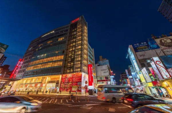 宜雄盛筵」位處桃園最熱鬧的中正路商圈，距離捷運綠線G08站只有350公尺，未來經由捷運串聯，1站可達三鐵共構的桃園火車站新站特區。(圖/宜雄盛筵提供)