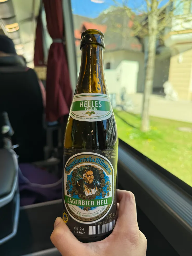 回程的德國啤酒在微醺中踏上歸途、後面可以看到超大的巴士窗戶方便看景色