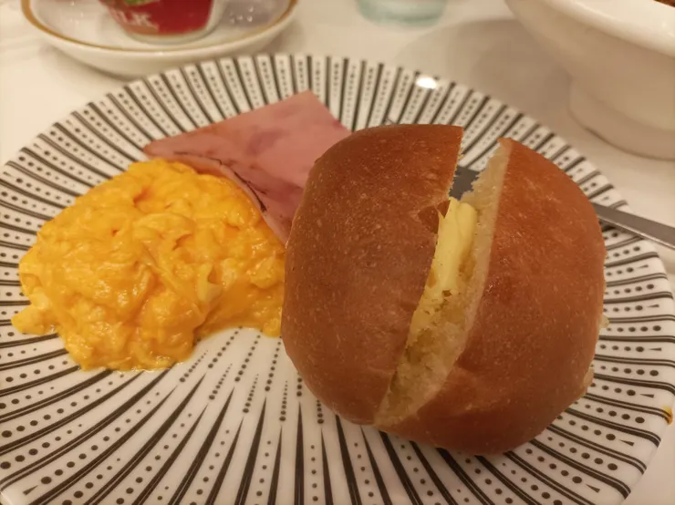 火腿，炒蛋，牛油餐麭