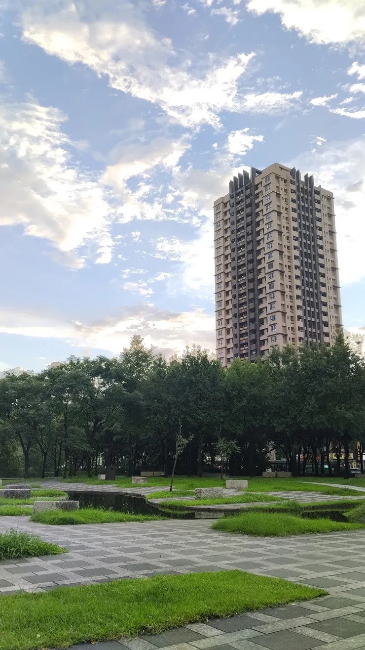 板橋車站附近，手機拍攝，原圖直出