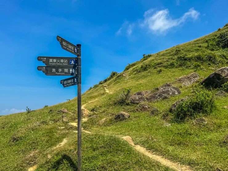 有車道也有厠所， 不想爬山只想看風景走走短距離的朋友，可以開車直逹桃源谷唷～（車位不多哦～）