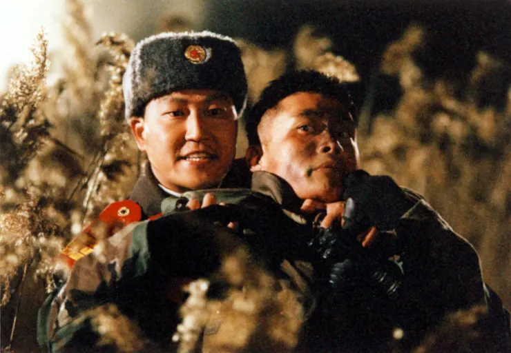 李炳憲誤入北韓領地，並遭同袍丟包，本以為死定了，卻遇上好心腸的宋康昊和申河均，禁忌的友誼因此展開