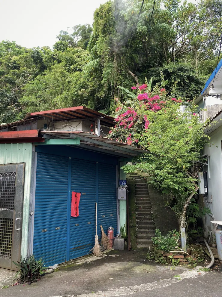 灣潭路29 號民宅旁的階梯往上走，通過上方民宅與崖壁之間的縫隙後，就可見到屈尺道碣