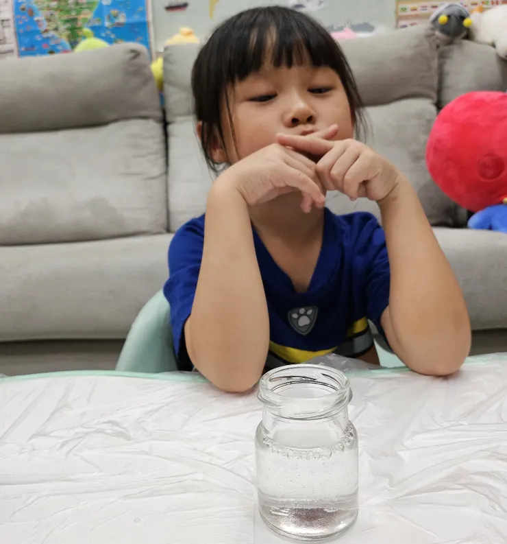 步驟2：膠水加至瓶口