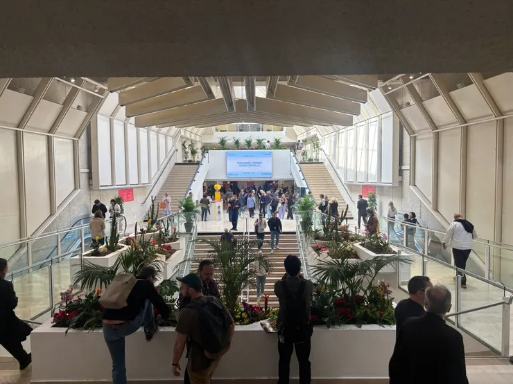 發現只剩這裡有網路，電影宮開始人潮洶湧。／徐硯怡 攝影