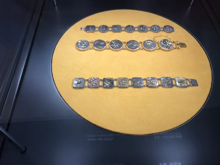 方形的手鍊。以前的工匠真會造很多不同圖形和款式。