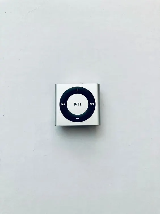 2005年的iPod shuffle沒有螢幕，簡單明瞭