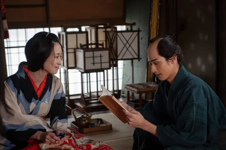 大膽狂徒劇照，前花魁朝顏與蔦屋重三郎