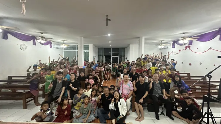 （圖說：尹可名牧師和伊甸喜恩合唱團在泰國孤兒院宣教。）