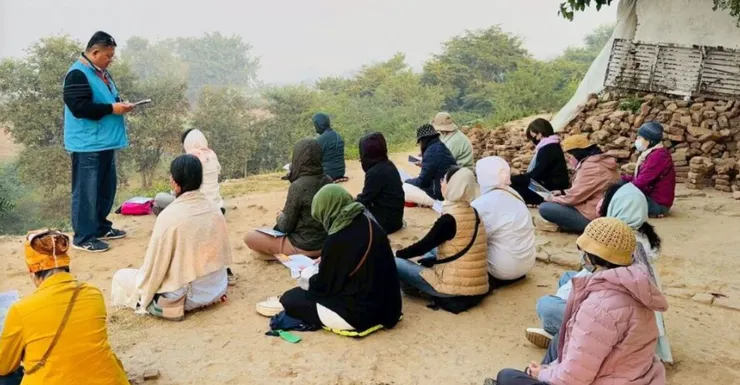 印度朝聖清晨修持共修場景