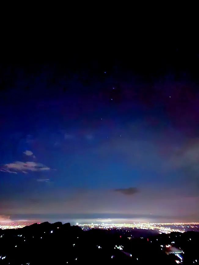 夜幕而起，下方夜景，上方星景。