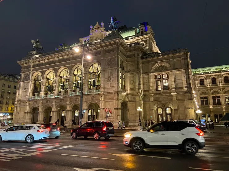 入夜後點燈的維也納歌劇院