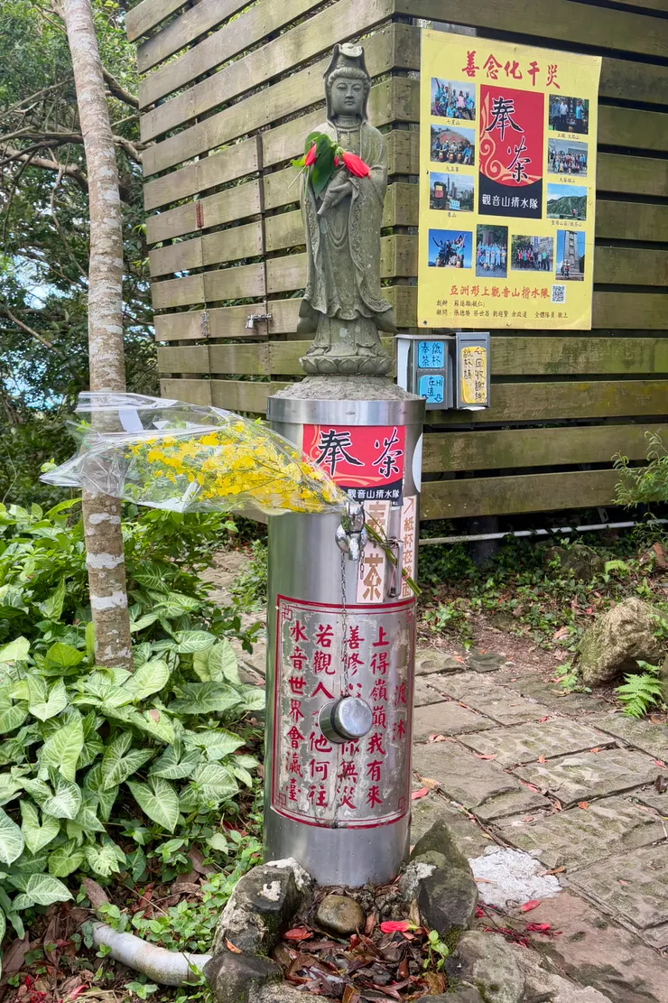 熱心人士扛水上山注入「奉茶」桶