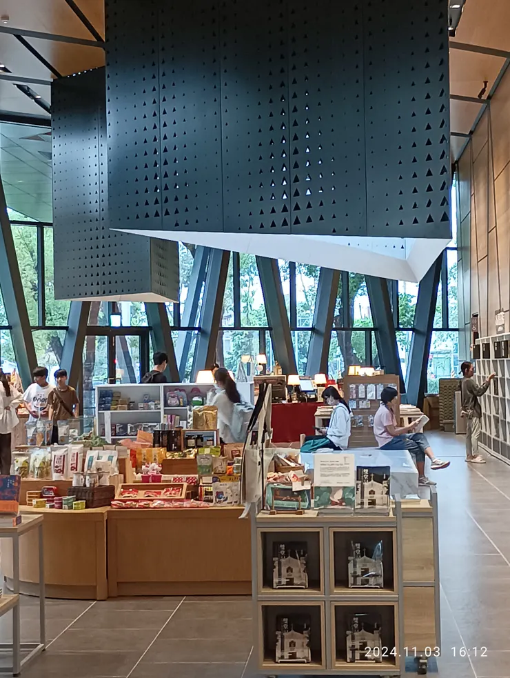 屏東總圖內的誠品書局，自拍攝