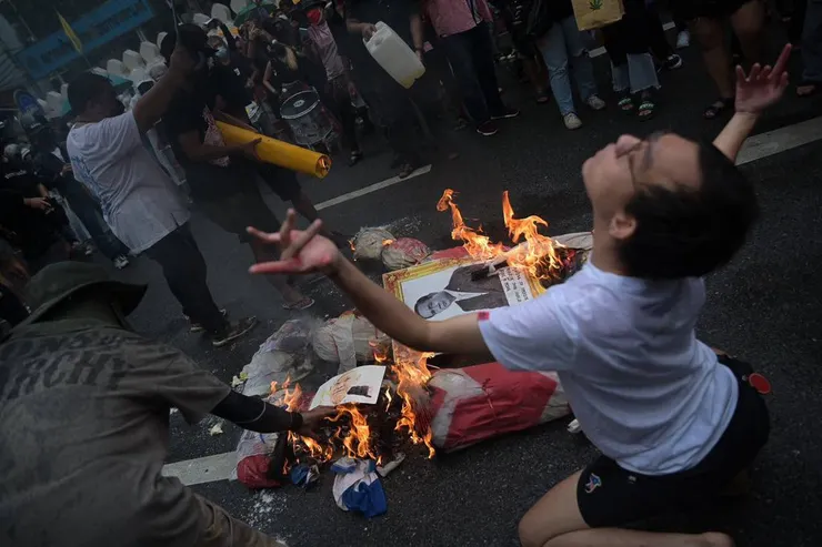 “If we burn, you burn with us.” 是我在推特上看到的字句 (黑白照片上的人像為巴育總理)