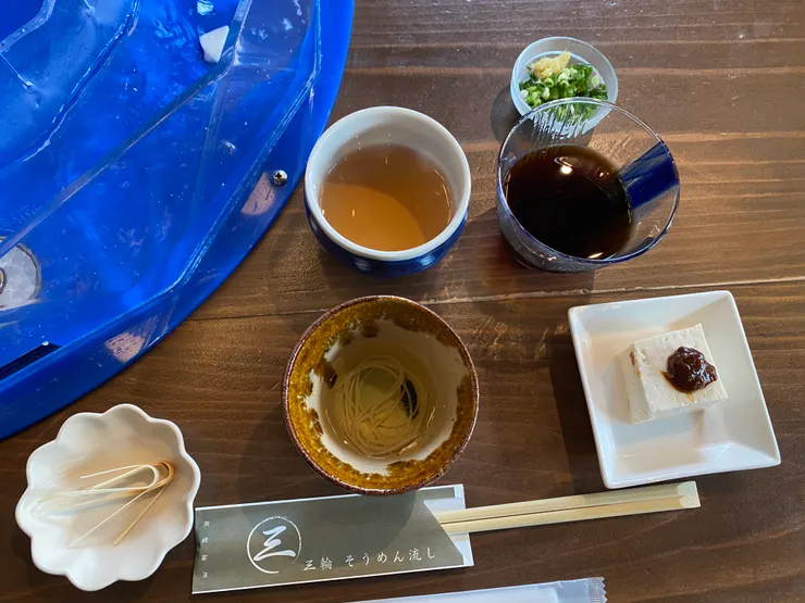 附餐的味噌豆腐、沾醬、茶水、素麵乾（當零嘴吃）